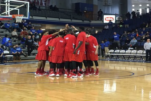 The Illinois State Redbirds huddle prior to its game at Drake. (Photo credit: Illinois State MBB Twitter)