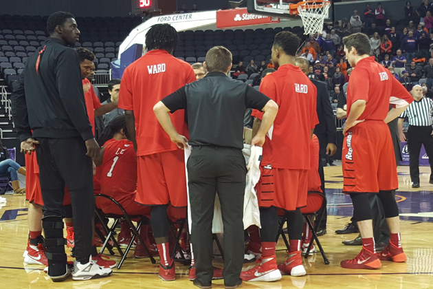 Illinois State huddles before the second half at Evansville. (Photo credit: Nick McClintock)